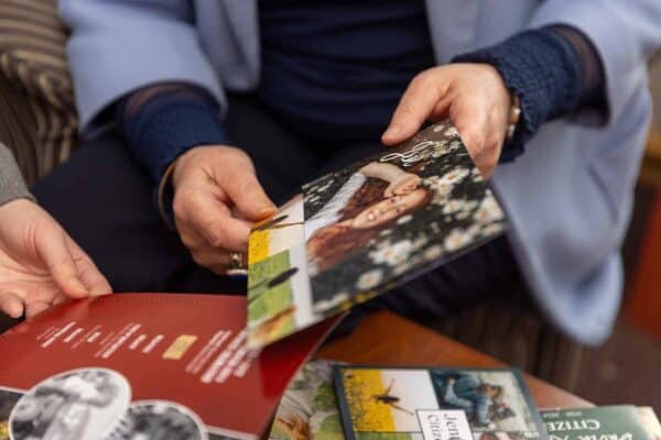 Multimedia-komako-hands-closeup-horizontal